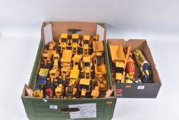 A QUANTITY OF UNBOXED AND ASSORTED PLAYWORN DIECAST AND PLASTIC HEAVY PLANT AND EQUIPMENT MODELS, to