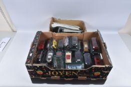 A DEL PRADO COLLECTION 'THE ULTIMATE CAR COLLECTION' DIECAST MODEL CARS AND INFORMATION CARD SETS,