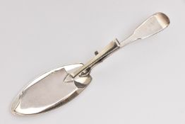 A PAIR OF GEORGE III SILVER FIDDLE PATTERN ASPARAGUS TONGS, hinged handle, hallmarked 'William