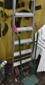 AN ALUMINIUM FOLDING STEP LADDER AND A CHILLINGTON GREEN SACK TRUCK (2)