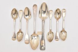 ASSORTED SILVER CUTLERY PIECES, to include five fiddle pattern teaspoons with engraved crest to