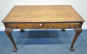 AN EARLY 20TH CENTURY OAK DESK, with a rectangular crossbanded section to the surface, two frieze