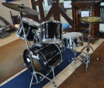 A FIVE PIECE PEARL EXPORT DRUM KIT comprising of a 22x16in kick drum, a 16x16in floor Tom, 13x10 and