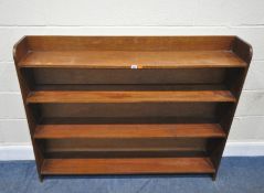 A 20TH CENTURY OAK FOUR TIER OPEN BOOKCASE, width 140cm x depth 24cm x height 103cm, condition
