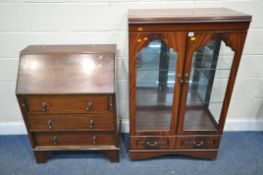 A LATE 20TH CENTURY DISPLAY CABINET, with double glass doors, enclosing a mirror back and two