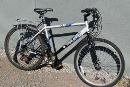 A RALEIGH VEGAS GENTS BIKE, with a 20 frame, Shimano 18 speed gears,