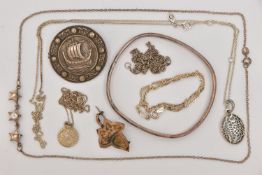 AN ASSORTMENT OF SILVER AND WHITE METAL JEWELLERY, to include a Scottish Viking brooch,
