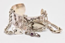 AN ASSORTMENT OF SILVER AND WHITE METAL JEWELLERY, to include a silver figaro bracelet, hallmarked
