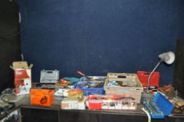 A VINTAGE WOODEN CRATE AND THREE TRAYS CONTAINING POWER AND HAND TOOLS, including a Power Devil