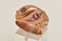 AN EARLY 20TH CENTURY DOUBLE SNAKE RING, a rose gold double headed snake ring, each set with a