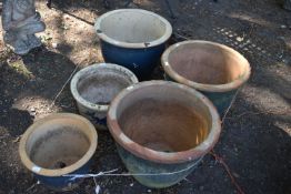 A SET OF FIVE GLAZED GARDEN POTS, of various sizes, largest diameter 38cm x height 33cm