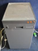 A HOTPOINT DC26 NARROW DISH WASHER width 45cm, depth 60cm, height 85cm (PAT pass, powers up but