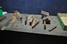 A TRAY CONTAINING VINTAGE CARPENTRY TOOLS including a wooden mitre jack vice, two wooden planes,