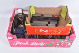 A QUANTITY OF UNBOXED ASSORTED MAINLY HORNBY DUBLO MODEL RAILWAY ITEMS, to include Duchess class