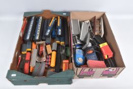 A QUANTITY OF UNBOXED ASSORTED OO/HO GAUGE MODEL RAILWAY ITEMS, to include Hornby class 43