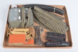 A QUANTITY OF UNBOXED ASSORTED HORNBY DUBLO MODEL RAILWAY ITEMS, to include class 4MT Standard