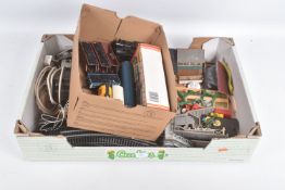 A QUANTITY OF UNBOXED ASSORTED OO/HO GAUGE MODEL RAILWAY ITEMS, to include Airfix class 31