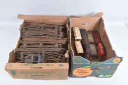 A QUANTITY OF UNBOXED ASSORTED O GAUGE MODEL RAILWAY ITEMS, to include incomplete No.2 Special 4-4-