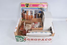 A SMALL QUANTITY OF BOXED AND UNBOXED PEDIGREE SINDY FURNITURE AND ACCESSORIES, boxed Stable,
