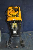 A JCB GSB1800 GARDEN SHREDDER with push stick (PAT pass and working)