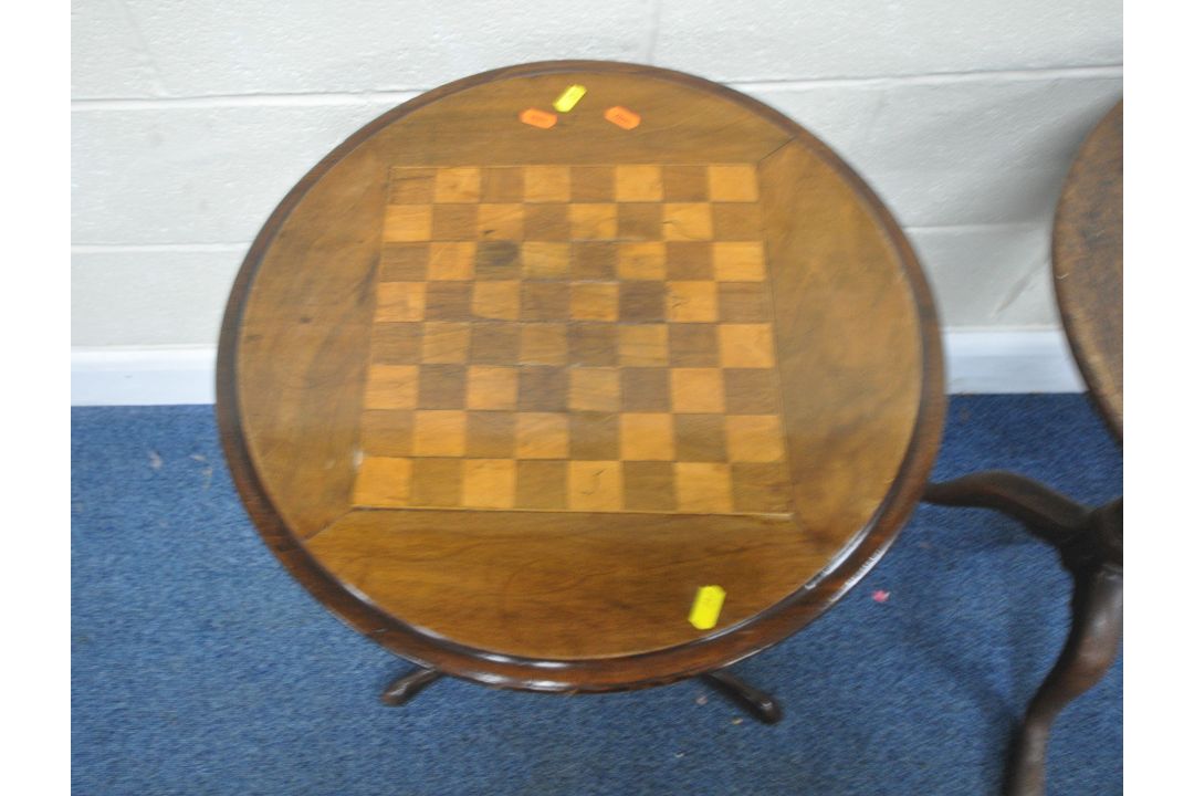 A GEORGIAN OAK TRIPOD TABLE, diameter 56cm x height 68cm, along with a tilt top tripod chess - Image 3 of 4