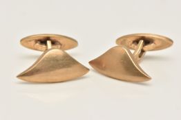 A PAIR OF 9CT GOLD CUFFLINKS, yellow gold abstract design toggle cufflinks, hallmarked 9ct