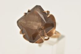 A 9CT GOLD LARGE SMOKY QUARTZ DRESS RING, set with a large square cut smoky quartz, measuring
