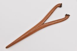 AN EDWARDIAN GLOVE STRETCHER WITH WELL CARVED DOG TERMINALS, each dog fitted with two glass eyes, an