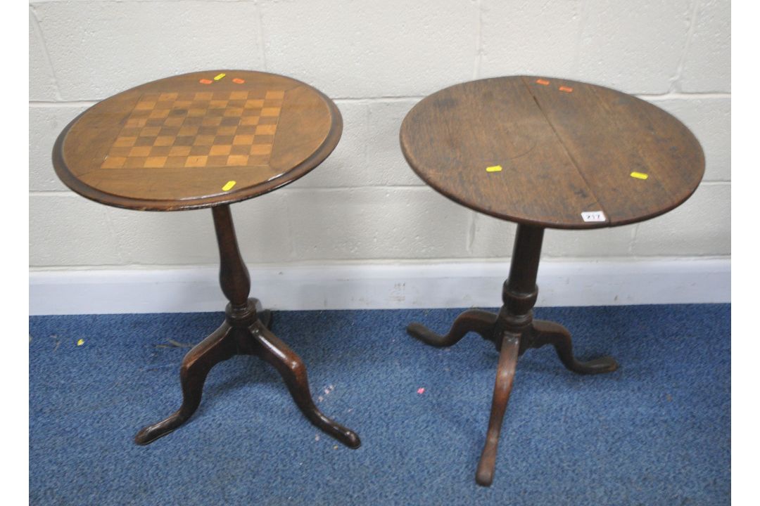 A GEORGIAN OAK TRIPOD TABLE, diameter 56cm x height 68cm, along with a tilt top tripod chess - Image 1 of 4