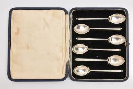 A CASED SET OF SIX SILVER GOLFING TEASPOONS, each spoon with golf club handles and golf ball