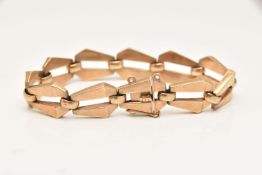 A 9CT GOLD CHAIN BRACELET, a yellow gold fancy link bracelet, fitted with and integrated push pin