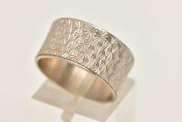 A WIDE 9CT WHITE GOLD BAND RING, diamond cut pattern, approximate band width 9.6mm, hallmarked 9ct