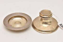 TWO SILVER ITEMS, to include a dish hallmarked 'William Comyns & Sons Ltd (Richard Comyns)' London