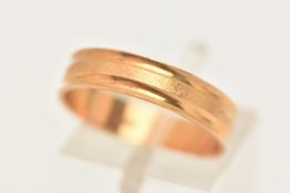 A YELLOW METAL BAND RING, approximate band width 4.5mm, stamped 750, ring size N 1/2, approximate