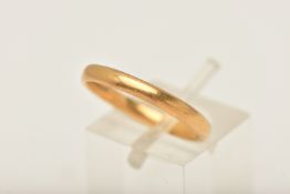 A 22CT GOLD BAND RING, a plain polished band ring, approximate width 2.5mm, hallmarked 22ct