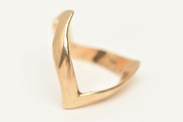 A 9CT GOLD DOUBLE WISHBONE RING, a yellow gold band ring, hallmarked 9ct Birmingham, ring size M/