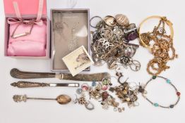 AN ASSORTMENT OF JEWELLERY, to include a an AF 9ct rolled gold hinge bangle, an 18ct gold plated
