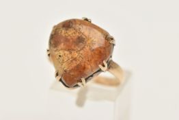 A YELLOW METAL AGATE RING, designed as a pear shape agate in a seven double claw setting (some claws