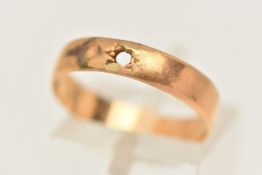 A 22CT GOLD BAND RING, vacant setting missing stone, to the polished band, rubbed 22ct gold