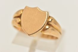 AN EARLY 20TH CENTURY 18CT GOLD SHIELD SIGNET RING, polished shield, grooved shoulders and