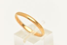 A 22CT GOLD BAND RING, polished design, approximate band width 2.5mm, hallmarked 22ct Birmingham,