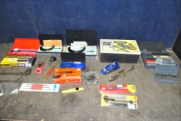 A BOX CONTAINING A SELECTION OF WOODWORKING AND MEASURING TOOLS, to include a Record No 9 1/2