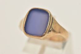 A YELLOW METAL SIGNET RING, an inlay set rectangular form blue hard stone, yellow metal shank,
