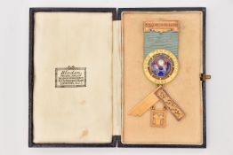 A CASED 9CT GOLD MASONIC MEDAL, inscribed 'Quintus Decimus, Lodge Temperantia 4088', painted clock