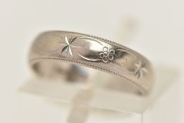 AN 18CT WHITE GOLD TEXTURED BAND RING, approximate band width 4.1mm, texture pattern and milgrain