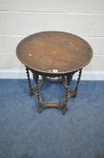 AN EARLY 20TH CENTURY OAK CIRCULAR CENTRE TABLE, raised on spiral supports, united by shaped