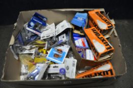 A CARDBOARD BOX CONTAINING A SELECTION OF BULBS / LIGHTS, to include various car lights, and other