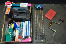 A BOX CONTAINING A SELECTION OF DRILL BITS AND ACCESSORIES, to include a boxed Makita 101 piece