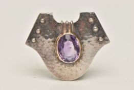 A MURRLE BENNETT & CO BROOCH, a white metal art nouveau brooch with a hammered finish and yellow