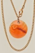A YELLOW METAL BANDED AGATE PENDANT AND CHAIN, circular polished banded agate pendant, suspended